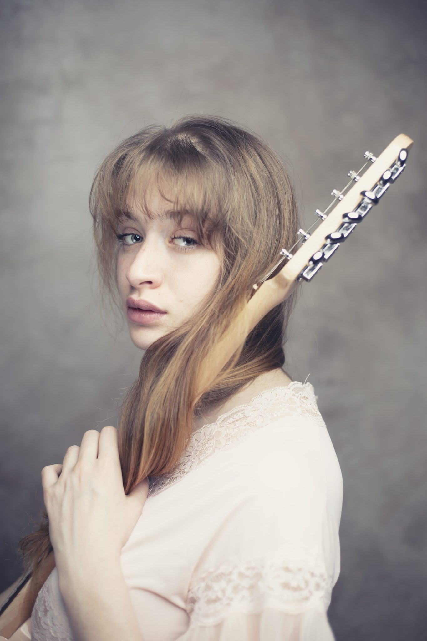 Megan de Kruijf with guitar